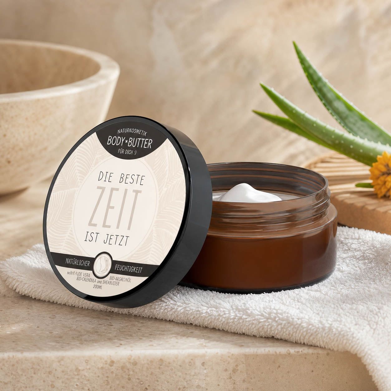 Bodybutter „Die beste Zeit ist jetzt" in Anwendung – Naturkosmetik von Geschenk für Dich