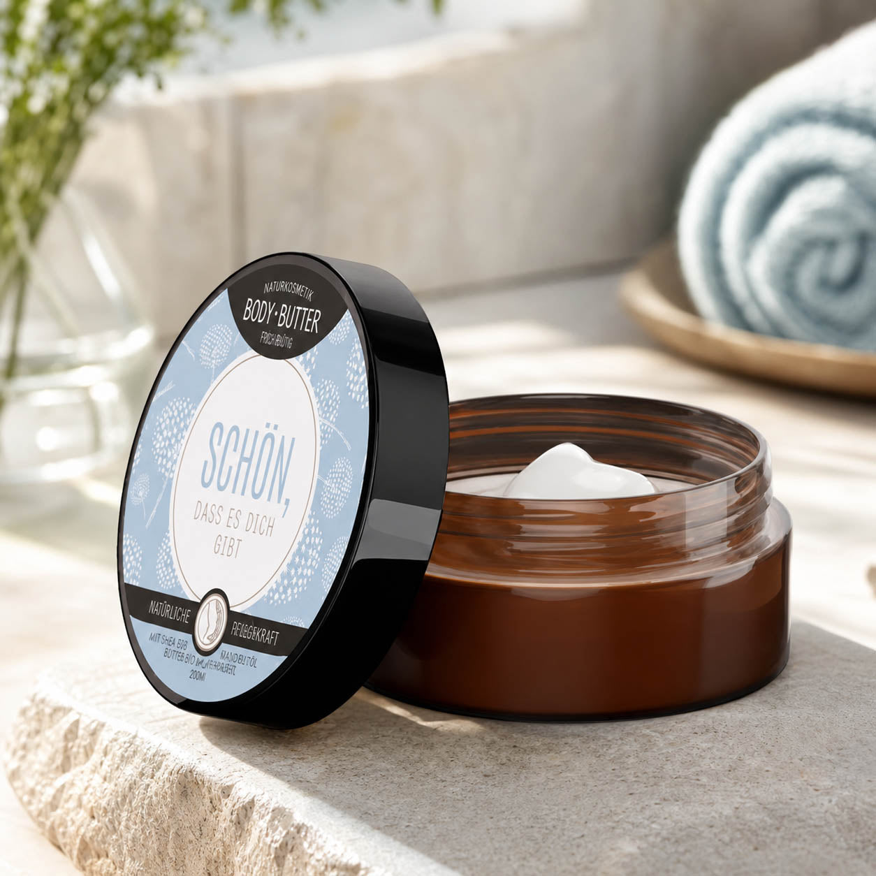 Bodybutter „Schön, dass es Dich gibt" Pusteblume in Anwendung – Naturkosmetik von Geschenk für Dich