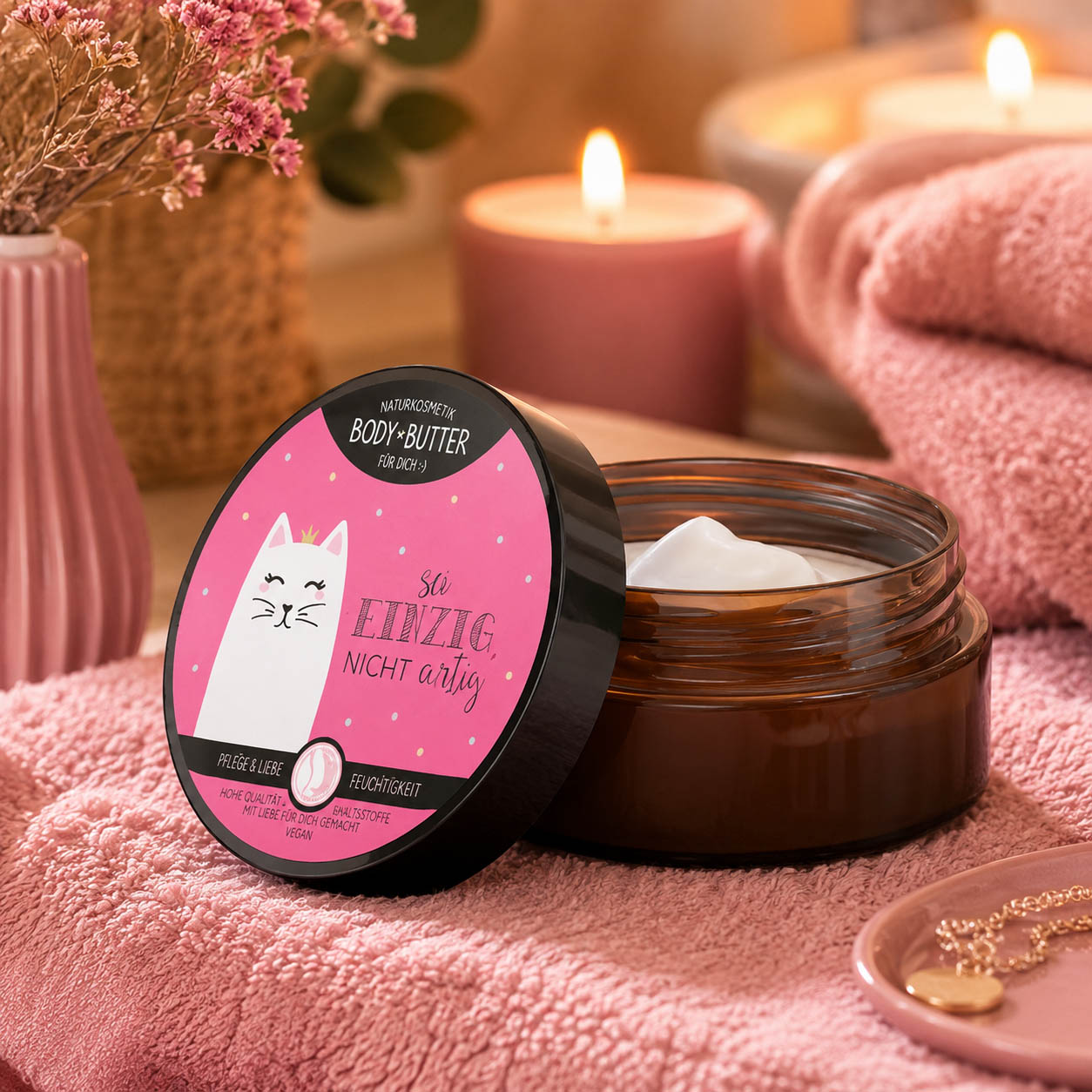 Bodybutter „Sei einzig, nicht artig“ Katze in Anwendung – Naturkosmetik von Geschenk für Dich