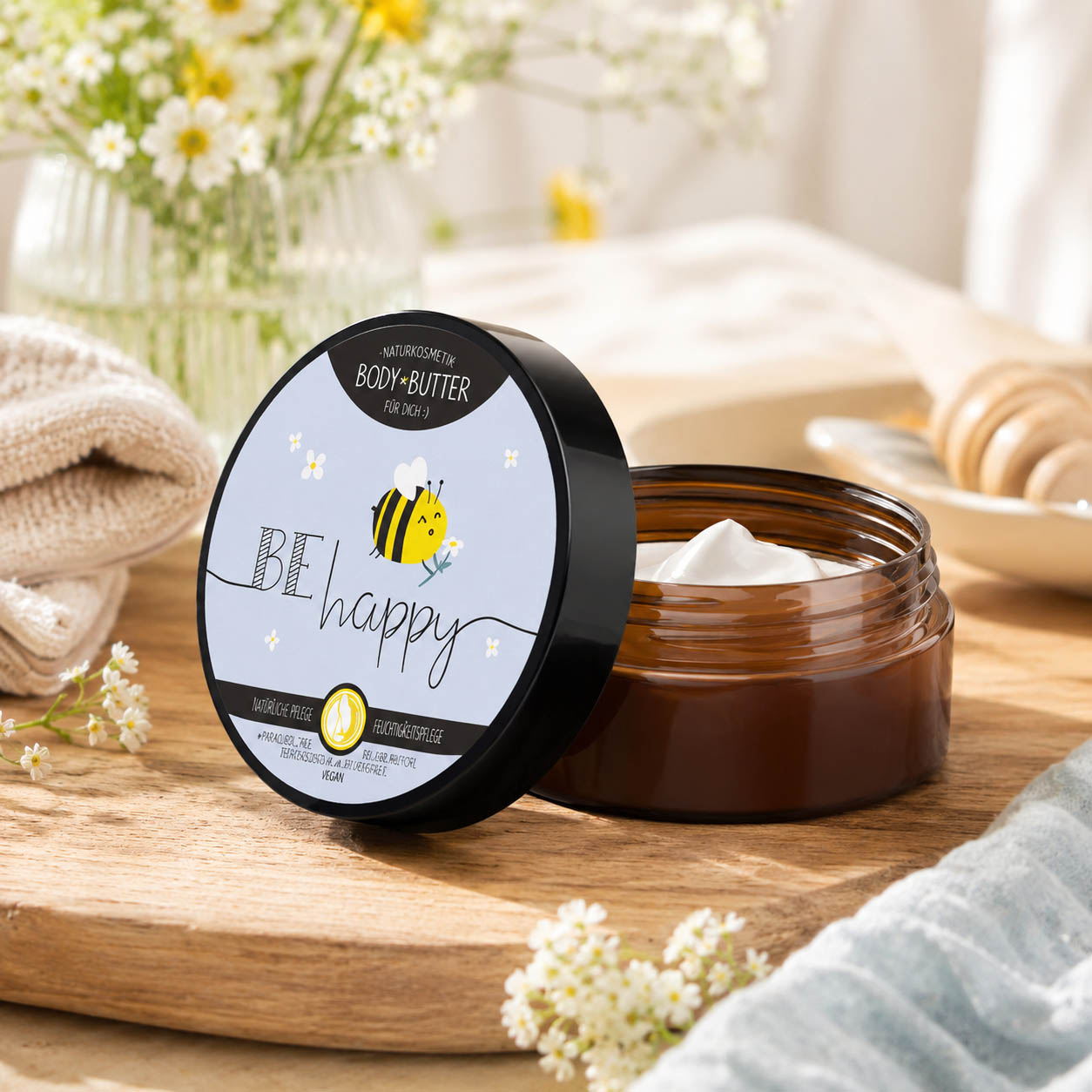 Bodybutter „Be Happy“ Biene in Anwendung – Naturkosmetik von Geschenk für Dich