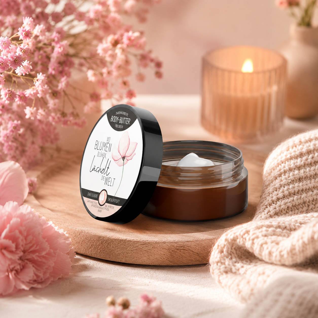Bodybutter „Wo Blumen blühen, lächelt die Welt“ in Anwendung – Naturkosmetik von Geschenk für Dich