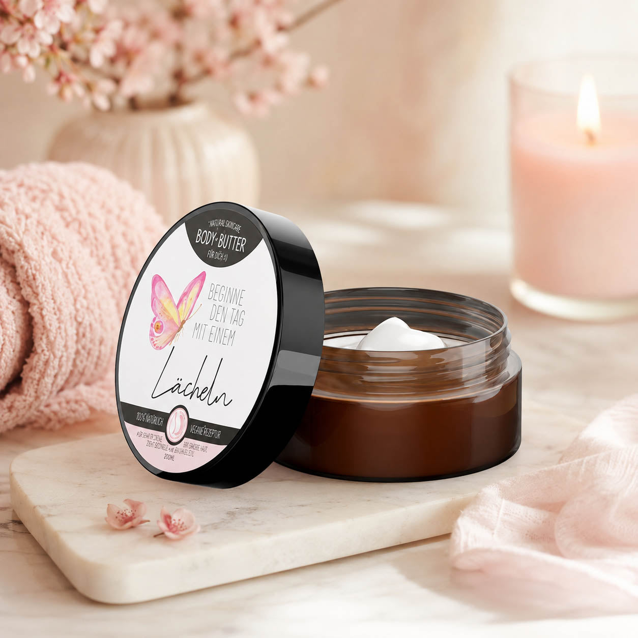 Bodybutter „Beginne den Tag mit einem Lächeln“ in Anwendung – Naturkosmetik von Geschenk für Dich
