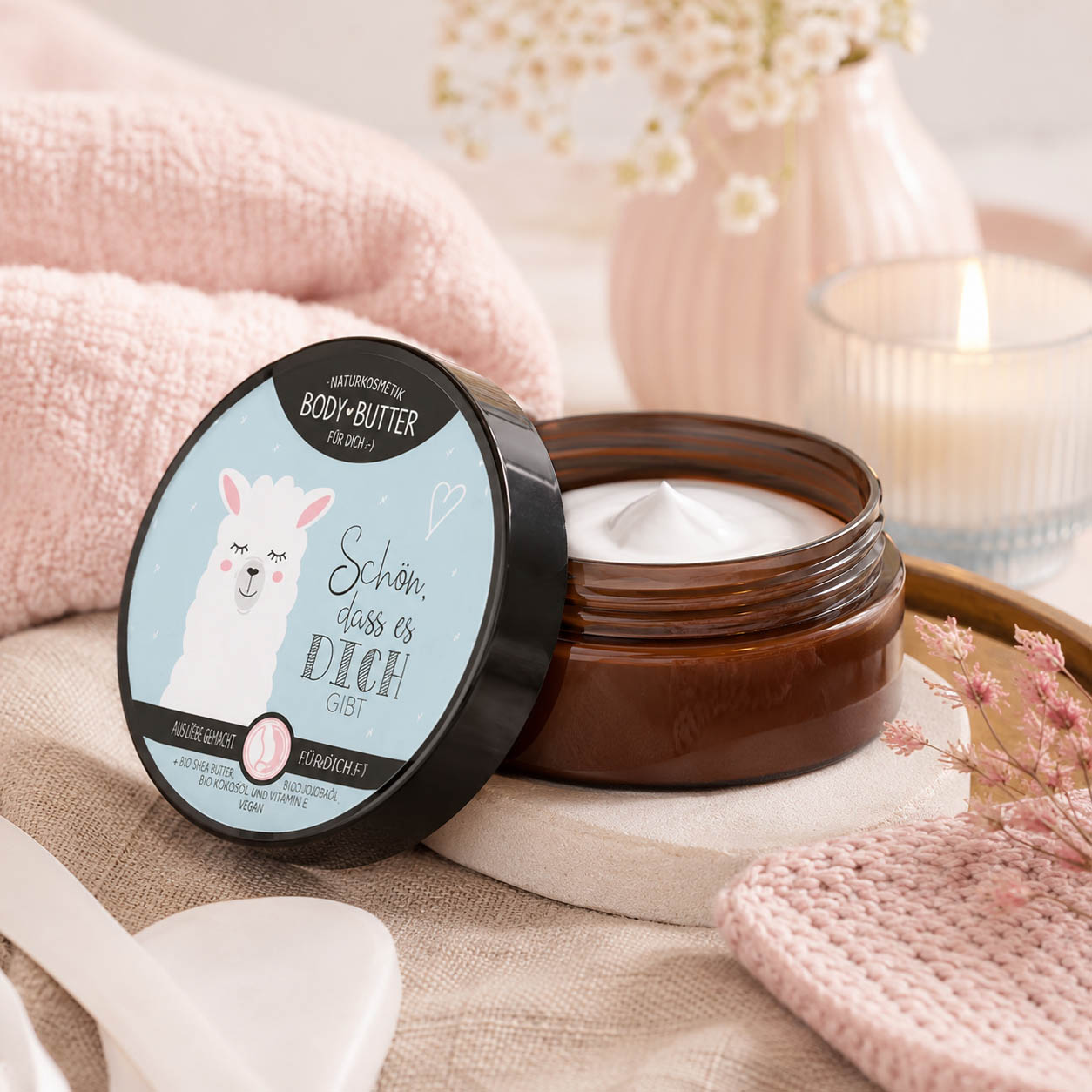 Bodybutter „Schön, dass es Dich gibt“ Lama in Anwendung – Naturkosmetik von Geschenk für Dich