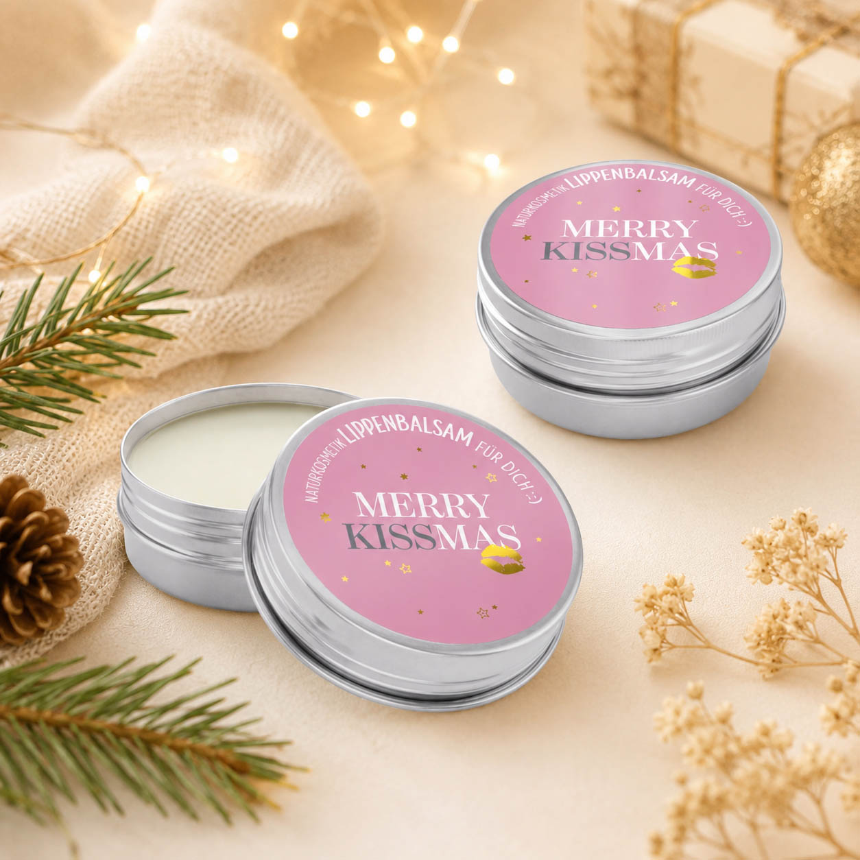 Lippenbalsam Merry Kissmas stimmungsvoll am Weihnachtsbaum – Geschenk für Dich
