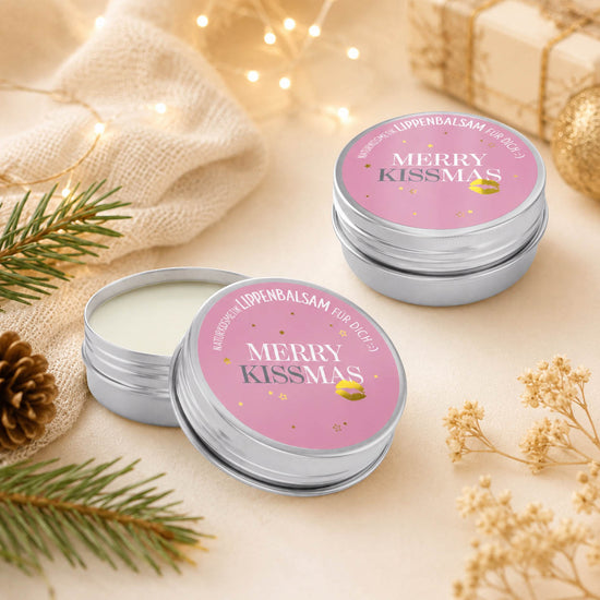 Lippenbalsam Merry Kissmas stimmungsvoll am Weihnachtsbaum – Geschenk für Dich