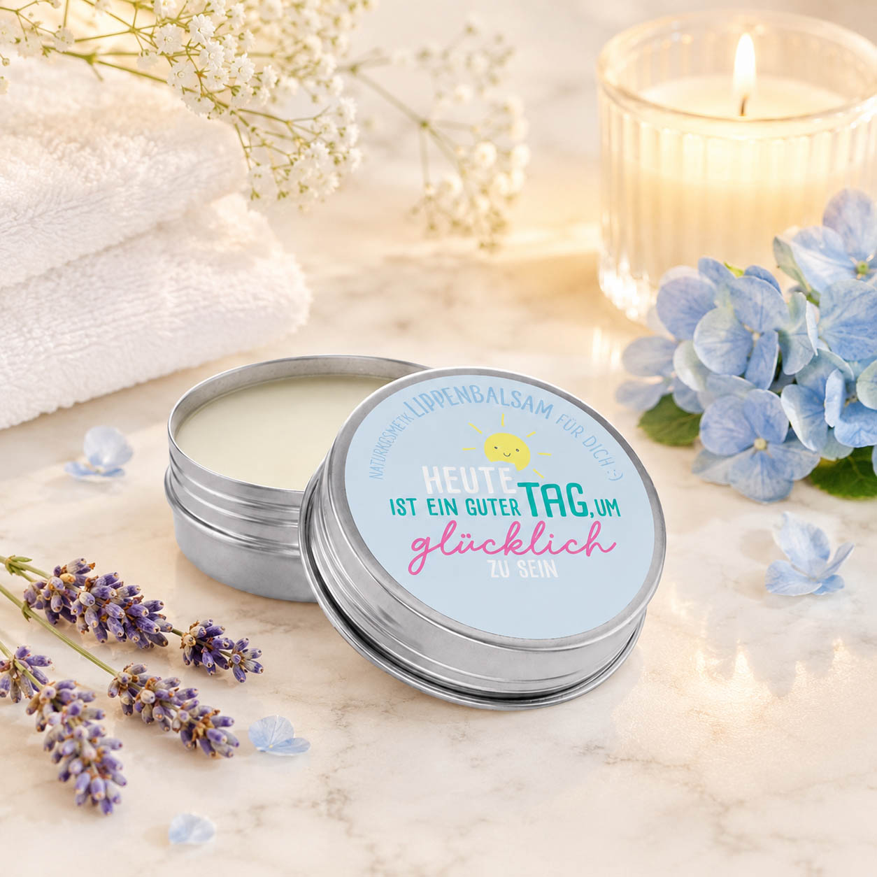 Naturkosmetik Lippenbalsam „Heute ist ein guter Tag, um glücklich zu sein“ Hellblau – Geschenk für Dich (Moodbild)