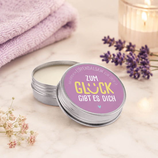 Naturkosmetik Lippenbalsam „Zum Glück gibt es Dich“ Violett – Geschenk für Dich (Moodbild)