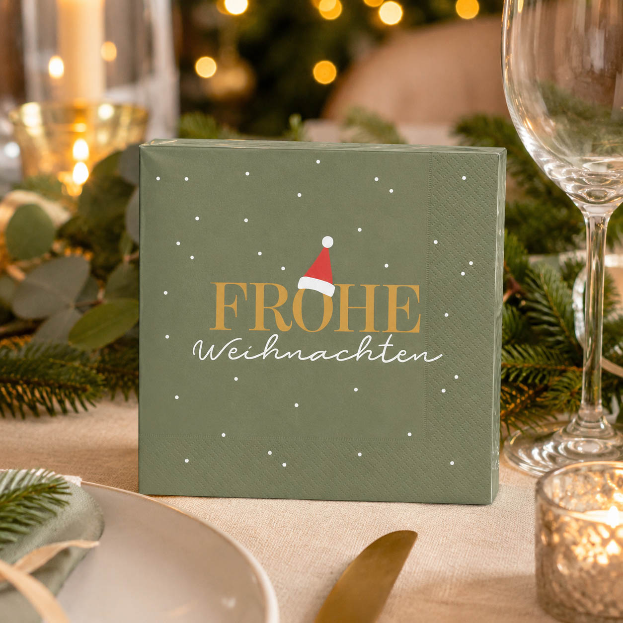 Servietten Frohe Weihnachten Salbeigrün auf festlich gedecktem Weihnachtstisch – Geschenk für Dich