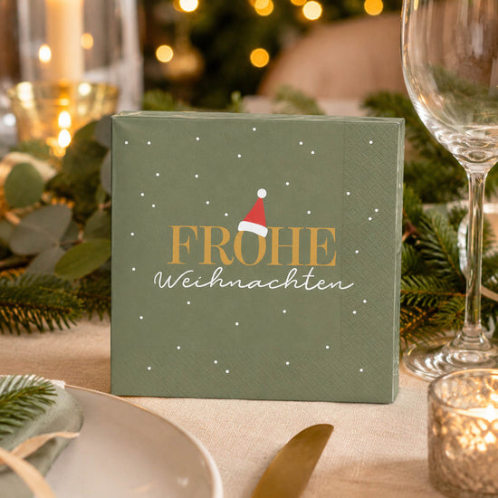Servietten Frohe Weihnachten Salbeigrün auf festlich gedecktem Weihnachtstisch – Geschenk für Dich