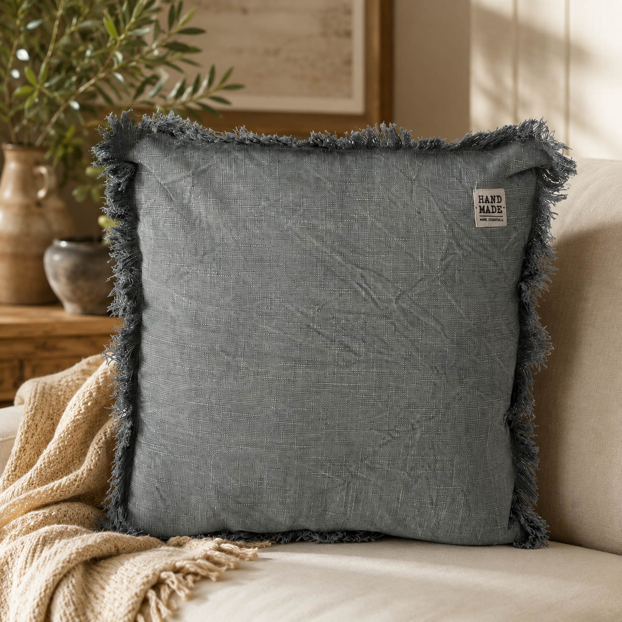 Boho Kissen „Lenea" blaugrau im Wohnraum