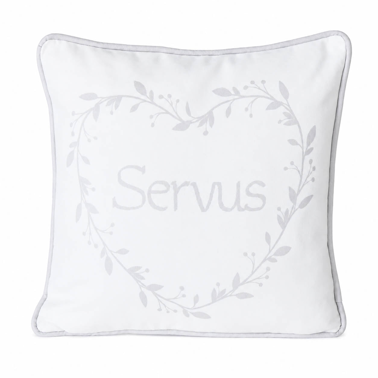 Kissen mit Spruch „Servus" weiß mit grauem Herzkranz, 45×45 cm