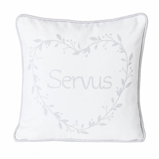 Kissen mit Spruch „Servus" weiß mit grauem Herzkranz, 45×45 cm