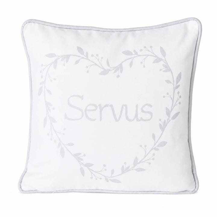 Kissen mit Spruch „Servus" weiß mit grauem Herzkranz, 45×45 cm