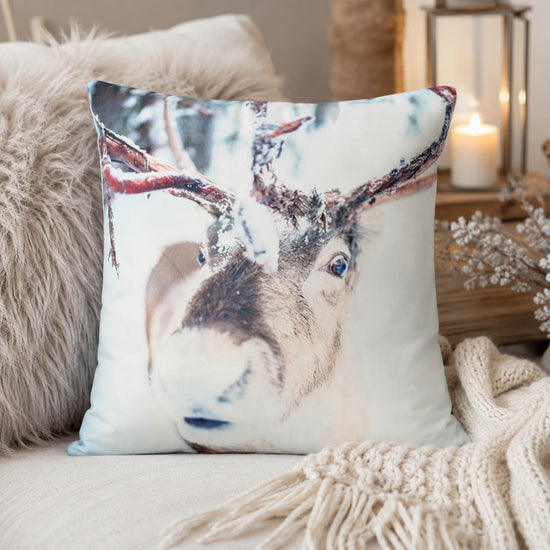 Weihnachtskissen „Willi" weiß im Wohnraum