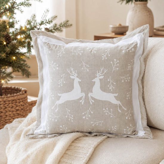 Weihnachtskissen „Alpia" beige im Wohnraum