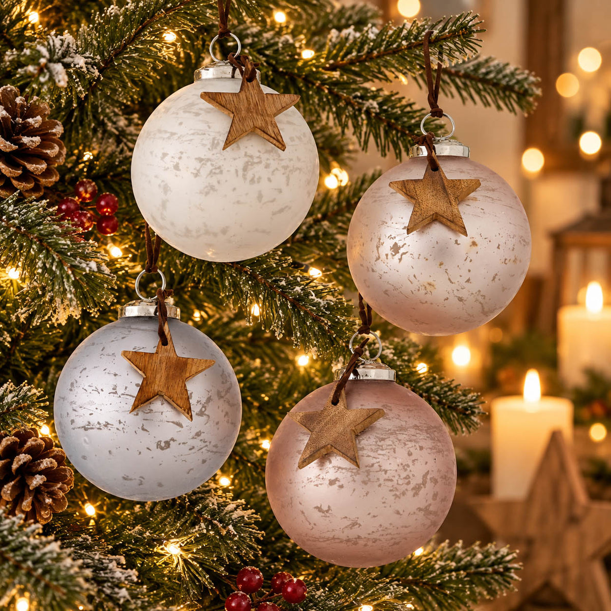 Große Weihnachtskugeln „Calada“ Ø 10 cm in Weiß, Beige und Grau mit Holzstern-Anhänger am Lederband am Tannenzweig – 4er Set, Glas, Boltze