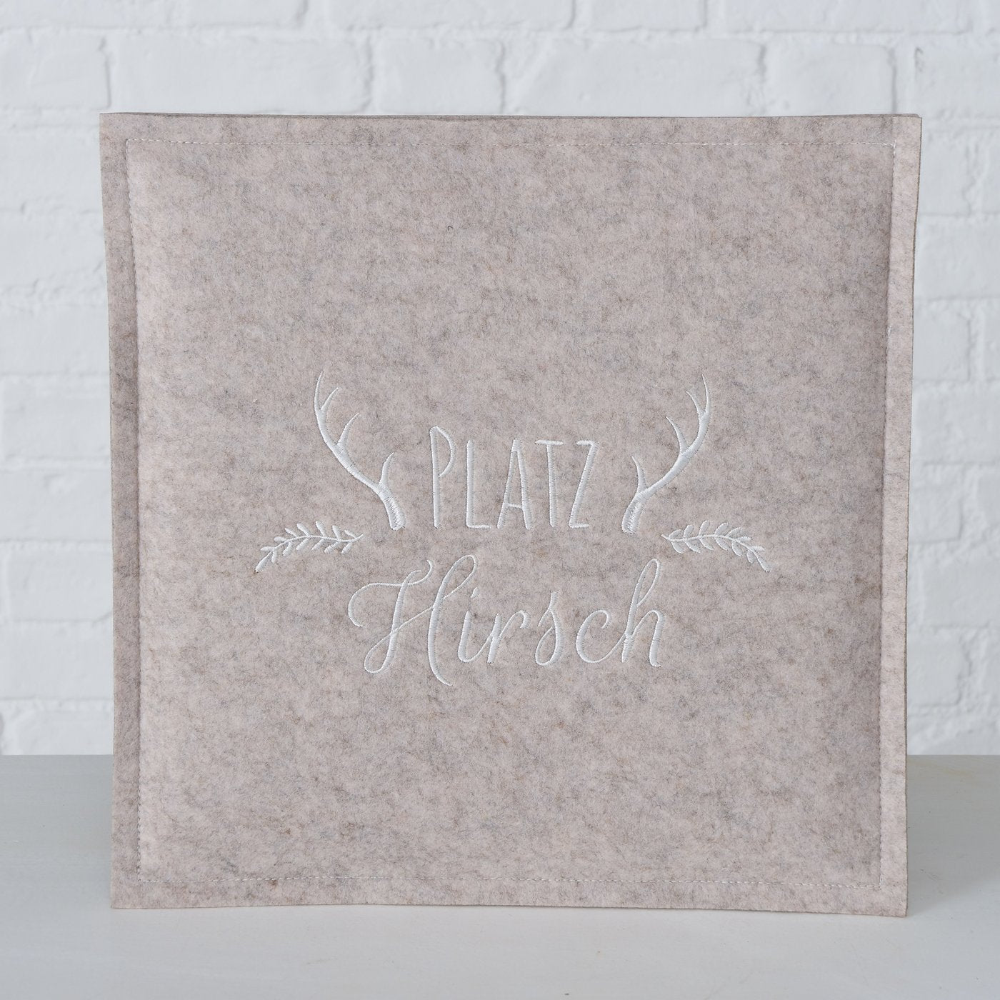 2017785  Filz Sitzkissen mit Aufschrift Platzhirsch beige von Botze