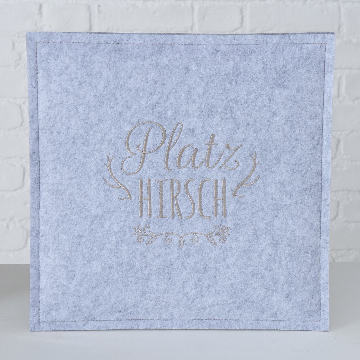 2017785 graues Filz Sitzkissen mit Aufschrift Platzhirsch von Botze