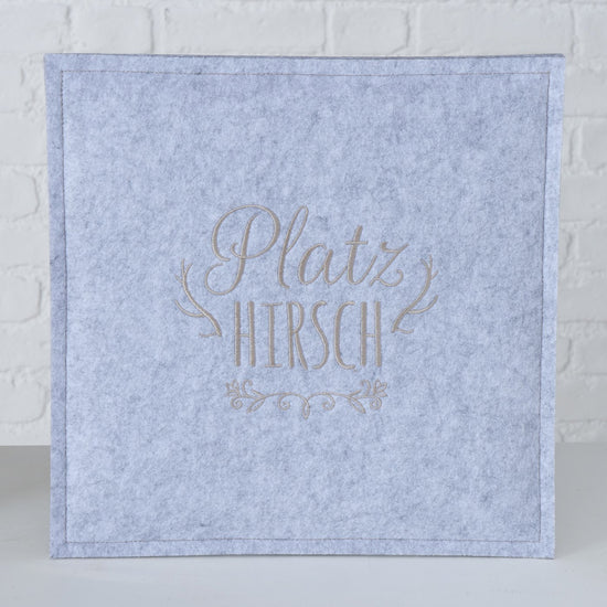 2017785 graues Filz Sitzkissen mit Aufschrift Platzhirsch von Botze