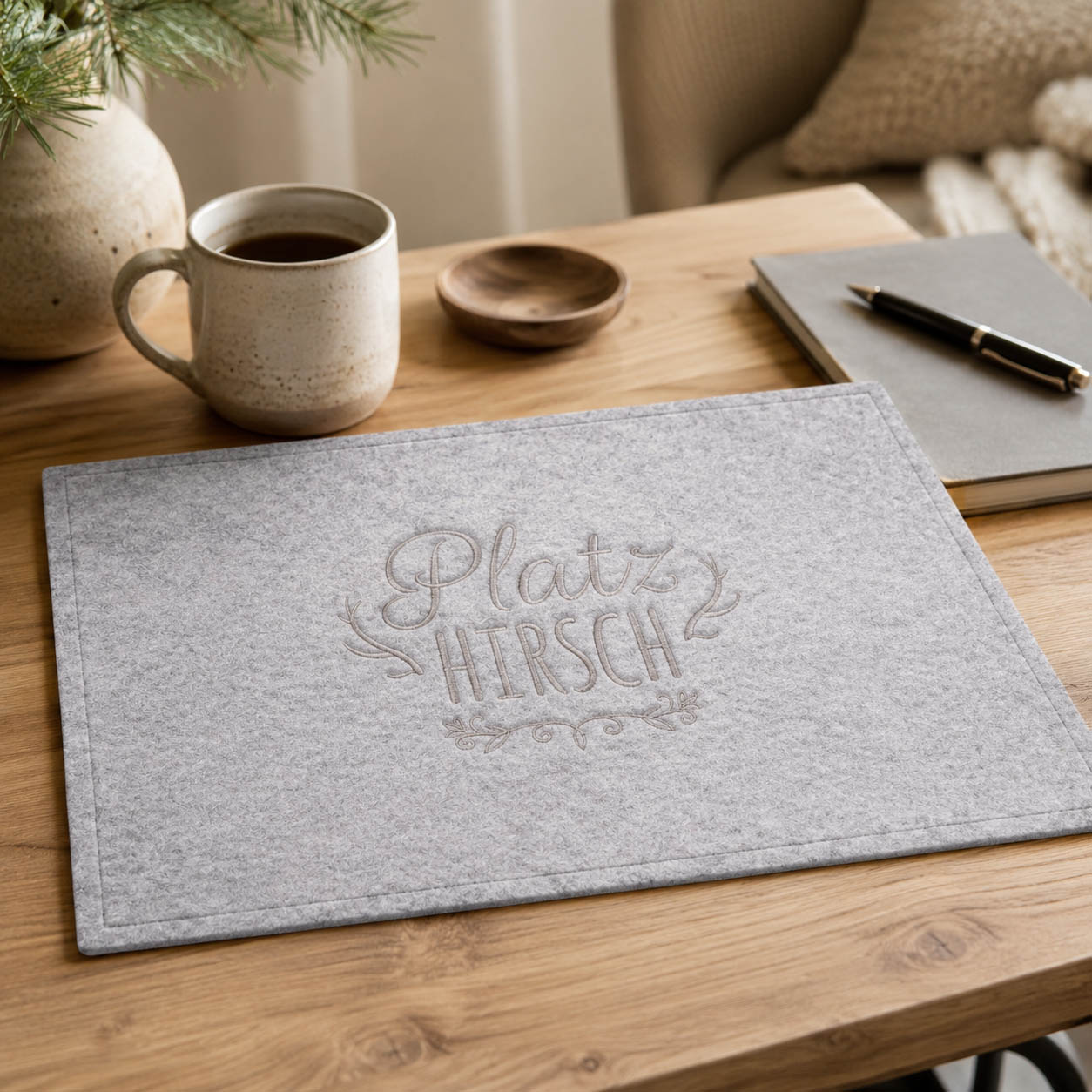Filz Tischset „Platzhirsch“ in Grau von Boltze mit Schriftzug und Geweih