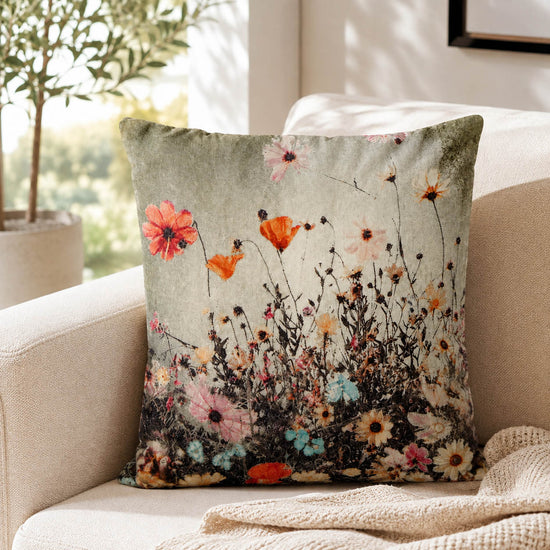 Dekokissen „Lundby“ in Grün mit Blumenwiese auf einem Sofa dekoriert