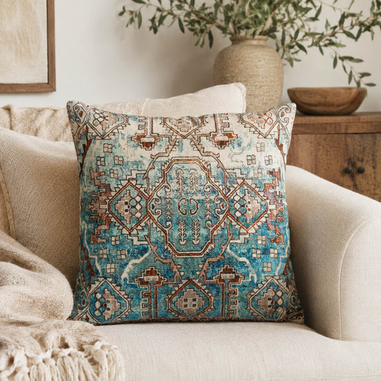Blaues orientalisches Kissen „Melardi“ in einer Wohnszene