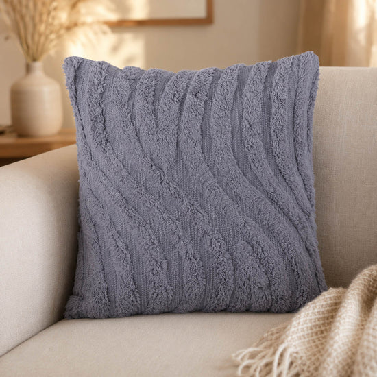 Getuftetes Sofakissen grau auf einem Sofa als Strukturakzent
