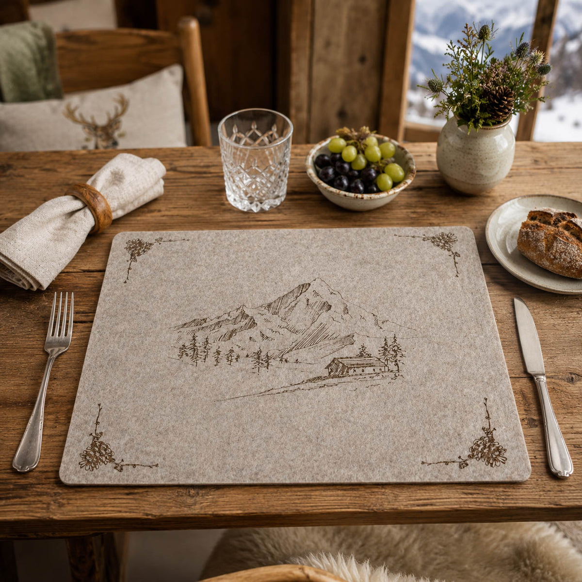 Filz Tischset „Kitzbühel“ dunkel mit braunem Almhütten-Motiv von Boltze