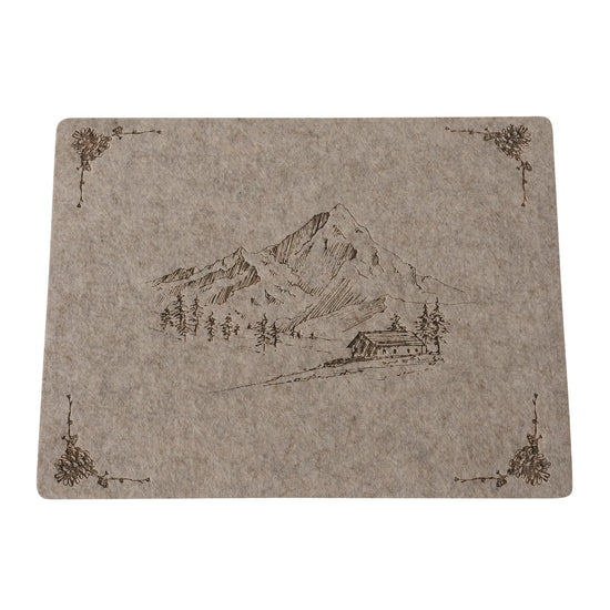 Filz-Tischset „Kitzbühel“ von Boltze, 45x35x0,5 cm. In Hellbraun mit Berg- & Hüttenmotiv