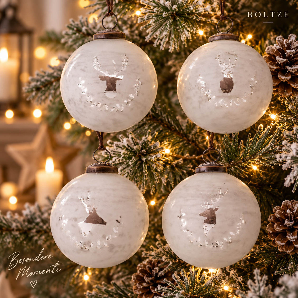 Weihnachtskugeln „Reinja“ Ø 10 cm weiß matt mit silbernem Hirschkopf im Lorbeerkranz am Tannenzweig – 4er Set, Glas, Handarbeit, Boltze