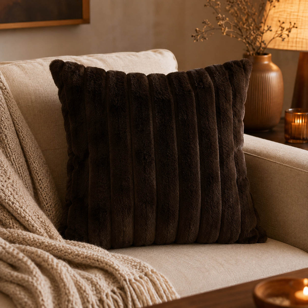 Produktdetails Kuschelkissen braun: 45x45x15 cm, Polyester in Fell-Optik, Füllung 350 g, Handwäsche bis 30 Grad