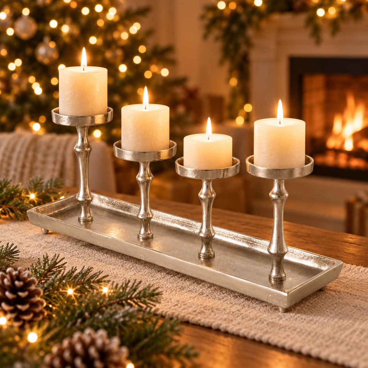 Kerzenleuchter „Furo“ mit vier brennenden Stumpenkerzen in weihnachtlicher Dekoration – silberner Adventskranz modern aus Aluminium, 53,5 cm, Boltze
