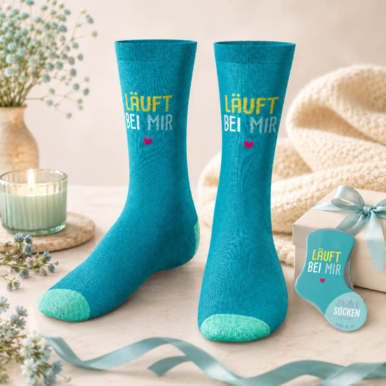 Zaubersocken „Läuft bei mir“ Türkis – Geschenk für Dich (Moodbild)