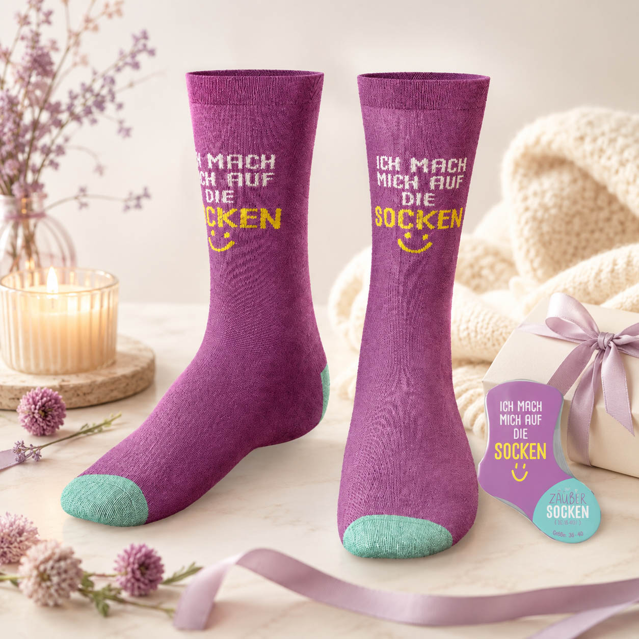 Zaubersocken „Ich mach mich auf die Socken“ Violett – Geschenk für Dich (Moodbild)
