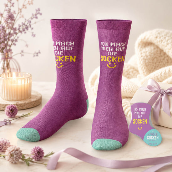 Zaubersocken „Ich mach mich auf die Socken“ Violett – Geschenk für Dich (Moodbild)