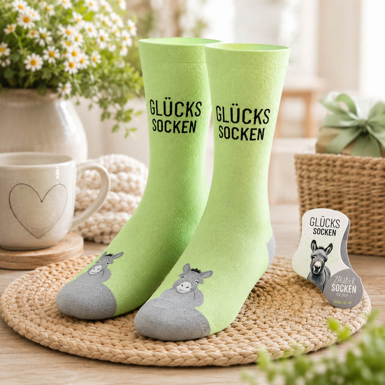 Zaubersocken Glücks Socken mit Esel auf gemütlicher Deko-Szene mit Trockenblumen und Kerze