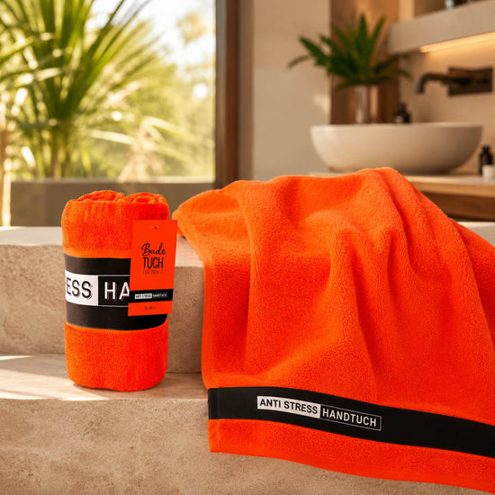 Badetuch Anti Stress orange in Anwendung, Saunatuch von Geschenk für Dich