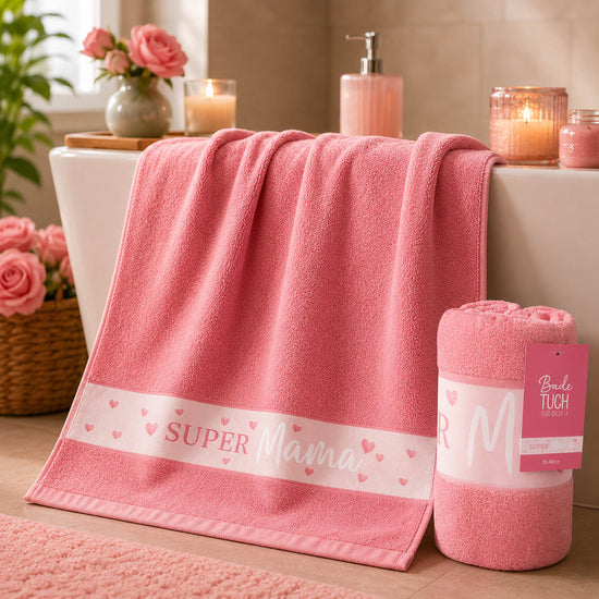 Badetuch Super Mama rosa in Anwendung, Saunatuch von Geschenk für Dich