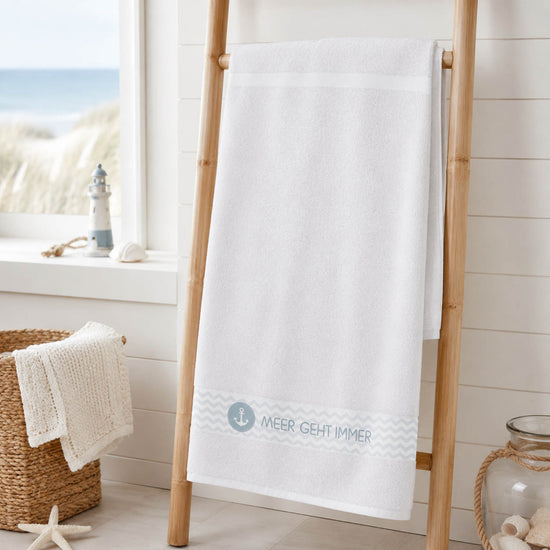 Maritimes Strandtuch Meer geht immer hellblau am Strand, Badetuch von Geschenk für Dich