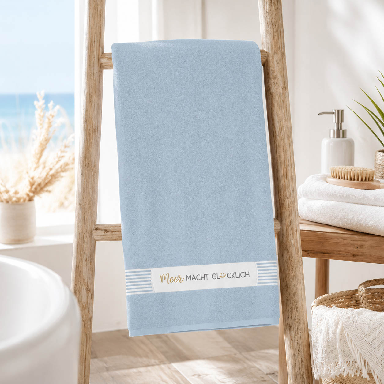 Maritimes Strandtuch Meer macht glücklich hellblau am Strand, Badetuch von Geschenk für Dich