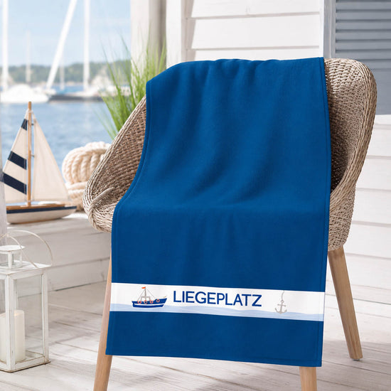 Maritimes Strandtuch Liegeplatz dunkelblau am Strand, Badetuch von Geschenk für Dich