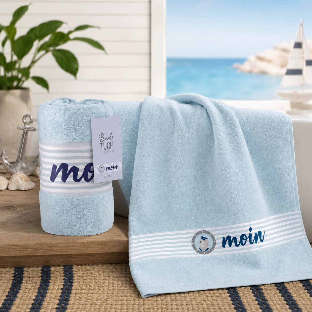 Maritimes Strandtuch Moin hellblau am Strand, Badetuch von Geschenk für Dich