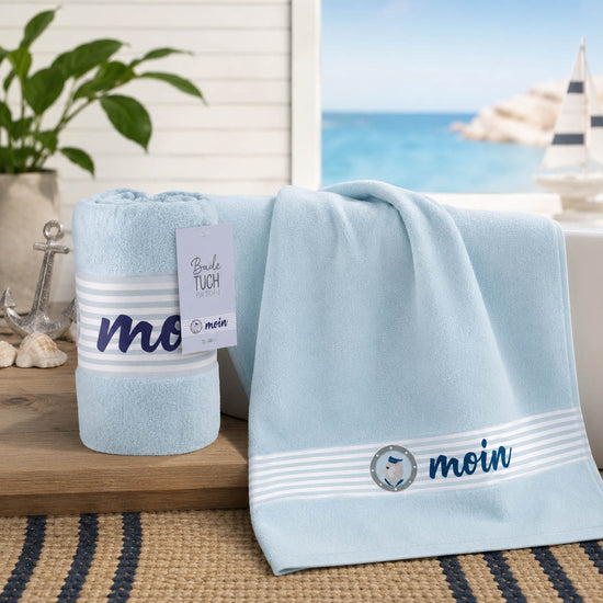 Maritimes Strandtuch Moin hellblau am Strand, Badetuch von Geschenk für Dich