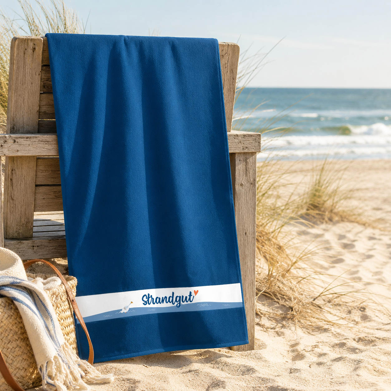 Maritimes Strandtuch Strandgut am Strand, Badetuch von Geschenk für Dich