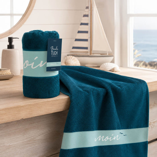 Maritimes Strandtuch Moin mit Möwen am Strand, Badetuch von Geschenk für Dich