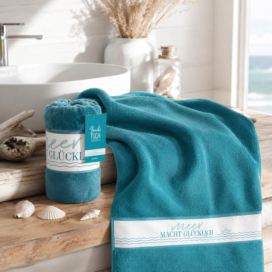 Maritimes Strandtuch Meer macht glücklich Krabbe am Strand, Badetuch von Geschenk für Dich