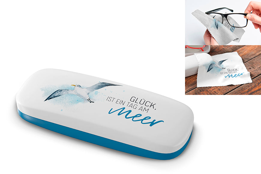 Maritimes Brillenetui „Glück ist ein Tag am Meer“ mit Möwen-Motiv, passendem Putztuch von Geschenk für Dich