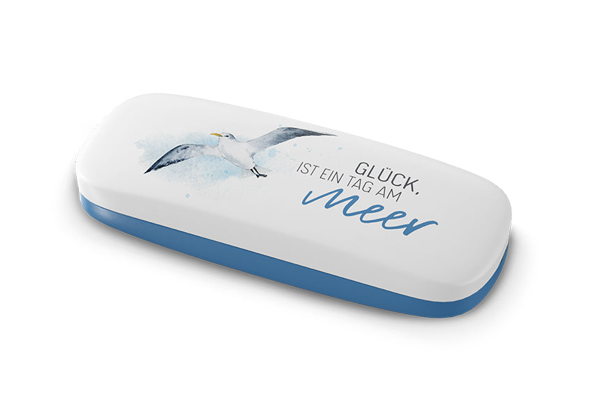 Maritimes Brillenetui „Glück ist ein Tag am Meer“ mit Möwen-Motiv von Geschenk für Dich