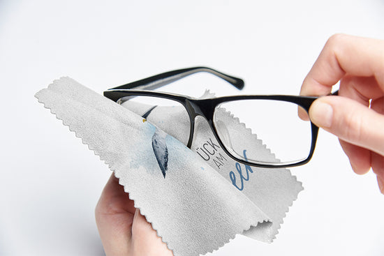 Maritimes Brillenetui „Glück ist ein Tag am Meer“ mit Möwen-Motiv, passendem Putztuch von Geschenk für Dich