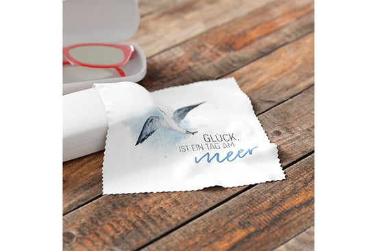 Maritimes Brillenetui „Glück ist ein Tag am Meer“ mit Möwen-Motiv, passendem Putztuch von Geschenk für Dich